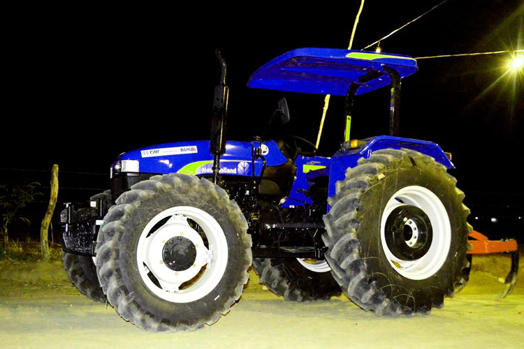 Caetité: Comunidade de Pirajá é beneficiada com trator agrícola