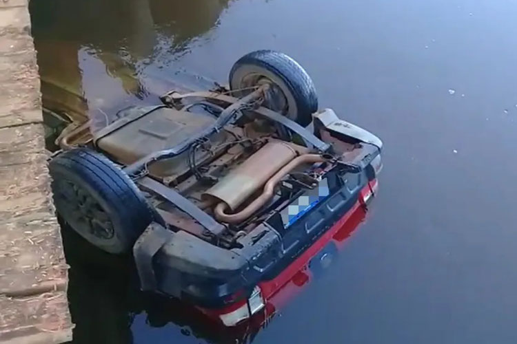 Casal é encontrado morto dentro de carro no extremo sul da Bahia