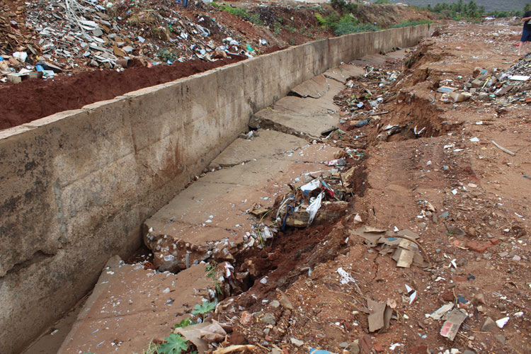 Recém construída, parte de galerias pluviais cai com as chuvas em Brumado