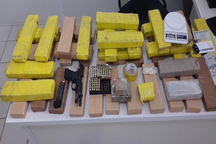 Arma da polícia do Ceará e 40 kg de maconha são apreendidos em Vitória da Conquista