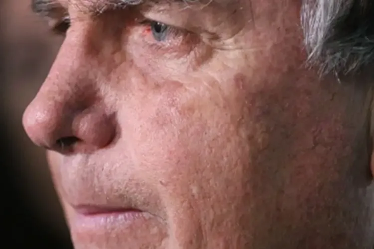 Carlos diz que Bolsonaro passou mal e está sendo monitorado