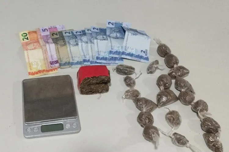 Feira da Mata: Homem tenta despistar a PM, mas acaba preso com 300g de maconha