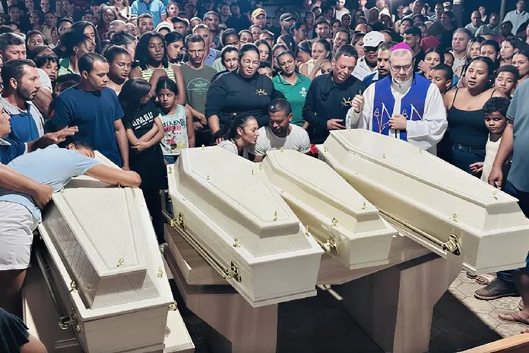 Sob forte comoção, Paramirim se despede de quatro crianças mortas por afogamento