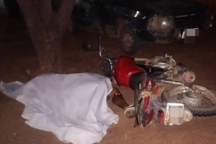 Idoso morre após bater moto em carro estacionado na BR-030 em Palmas de Monte Alto