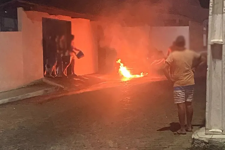 Homem encapuzado quebra vidro e incendeia carro do prefeito de Botuporã