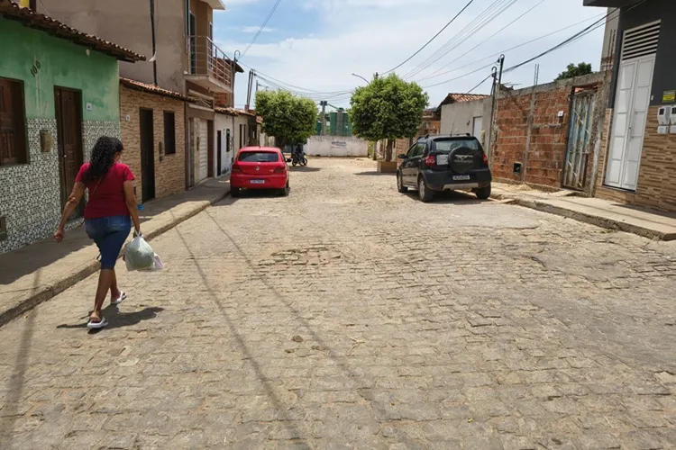 Vazamento em estação de esgoto gera esgoto nas ruas e revolta moradores em Brumado