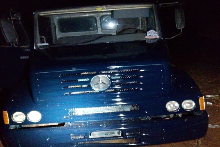 Caminhão furtado em Iuiu é encontrado sem placas e pintado na cidade de Licínio de Almeida