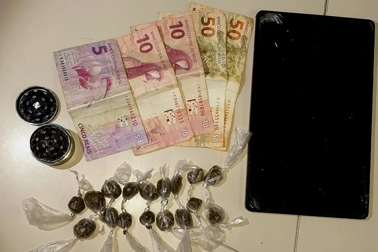 Jovem é preso com maconha e dinheiro durante abordagem em Candiba