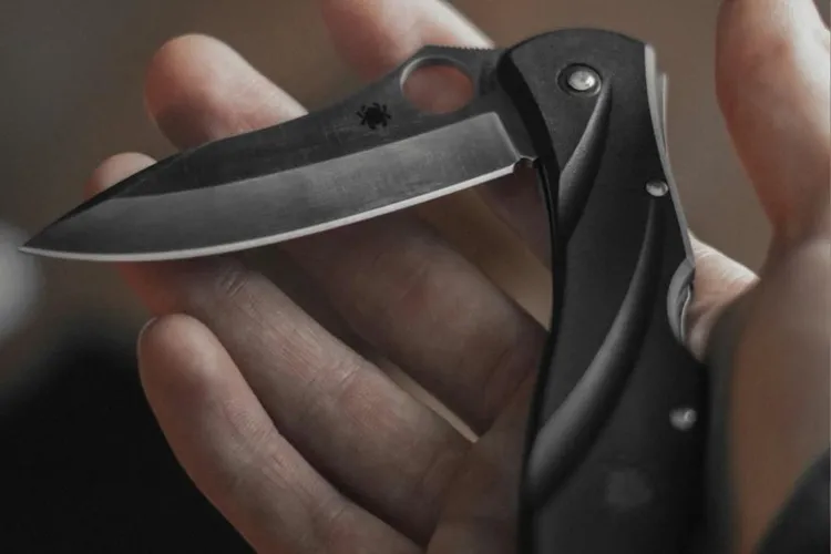 Adolescente esfaqueia vítima com canivete dentro de escola em Encruzilhada