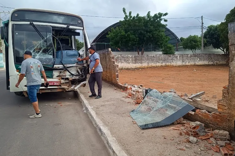 Ônibus desce via desgovernado e atinge muro do Lacen em Brumado