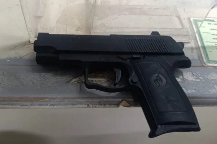 17º BPM prende homem com simulacro de arma de fogo em Guanambi