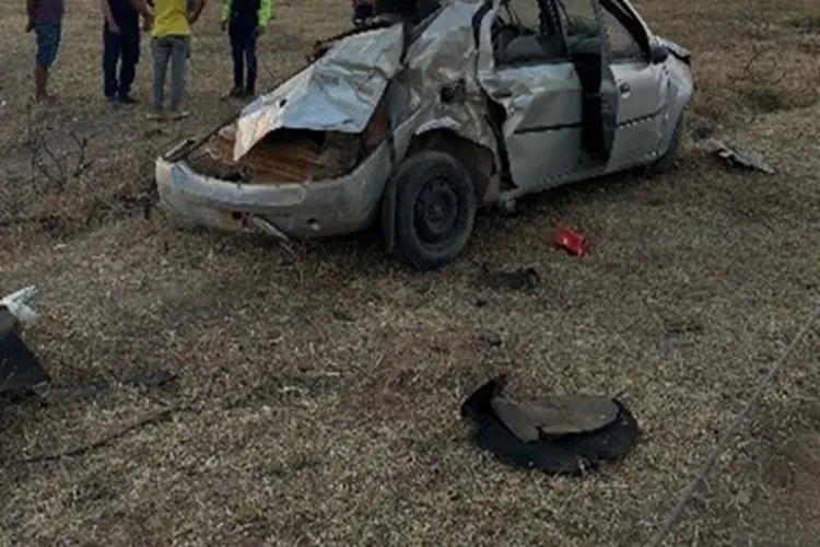 VÍDEO: Motorista fica ferido após carro capotar e invadir propriedade na BR-122 em Candiba
