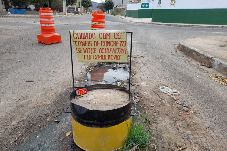 Brumado: Moradores arrancam placa da prefeitura e fixam protesto contra os buracos