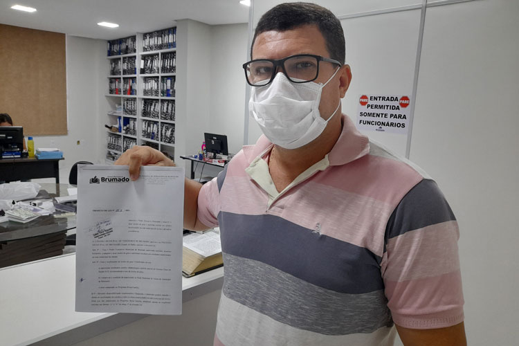 Rey de Domingão protocola projeto para doação de uniformes e óculos aos alunos de Brumado