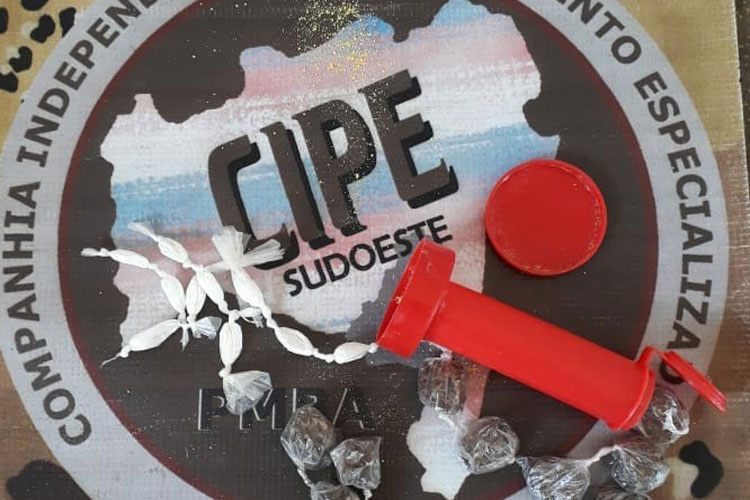 Aracatu: Dois menores são apreendidos e dois indivíduos presos traficando drogas