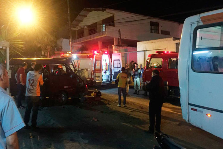 Motorista morre após bater em ônibus parado em semáforo em Vitória da Conquista
