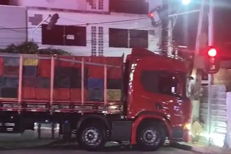 Vídeo: Motorista bate caminhão repetidamente contra poste em Livramento de Nossa Senhora