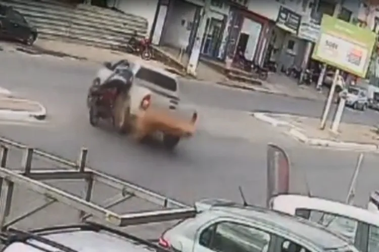VÍDEO: Moto e carro se envolvem em acidente na Avenida Centenário em Brumado