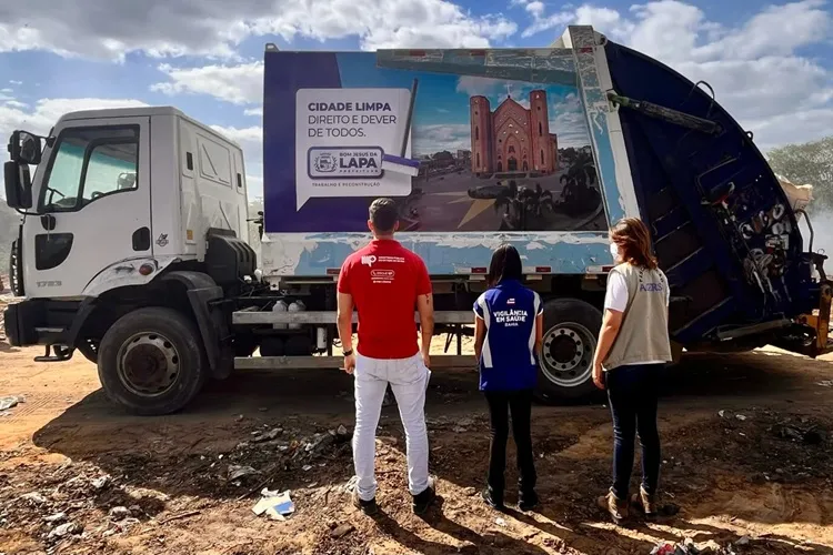 Veículo da prefeitura de Bom Jesus da Lapa descarta resíduos sólidos em lixão