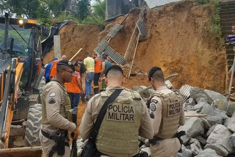Homem fica soterrado após casa desabar em Simões Filho