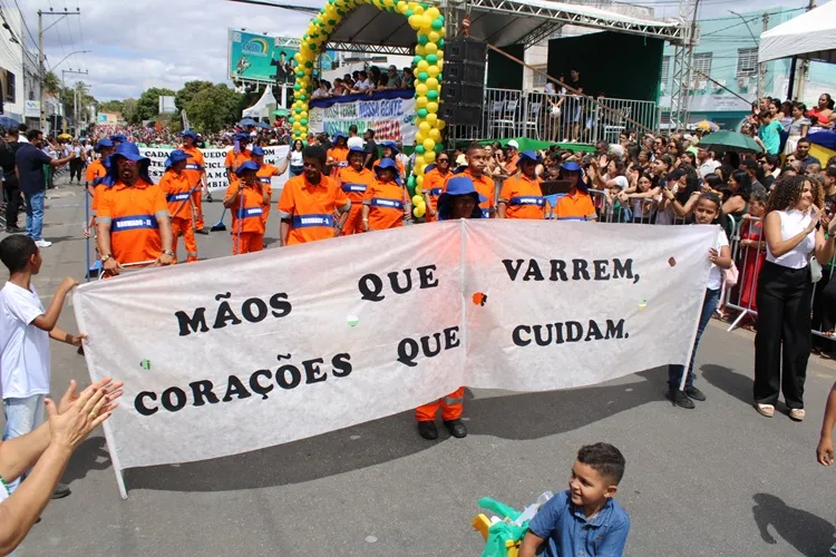 Brumado: Garis são homenageados e ovacionados durante o desfile de 07 de setembro