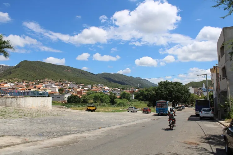 Prefeitura de Macaúbas defende mudanças e garante melhorias na Feira Livre