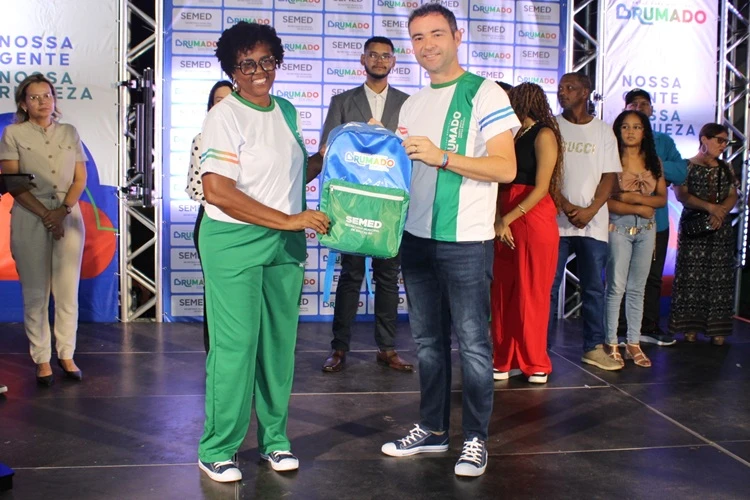 Prefeitura apresenta kit escolar para promover inclusão e dignidade em Brumado