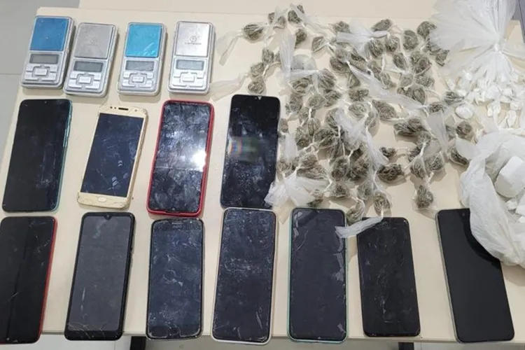 Homem tenta fugir e é preso com drogas escondidas dentro de sofá em Vitória da Conquista