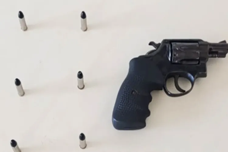 Motociclista foge e joga arma de fogo no chão durante perseguição em Guanambi