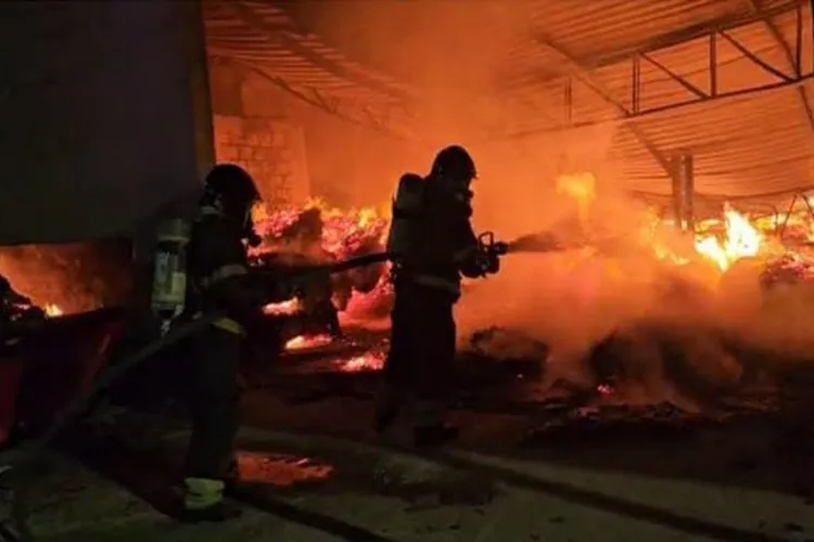 Após mais de 24h, bombeiros controlam incêndio em de estofados em Vitória da Conquista