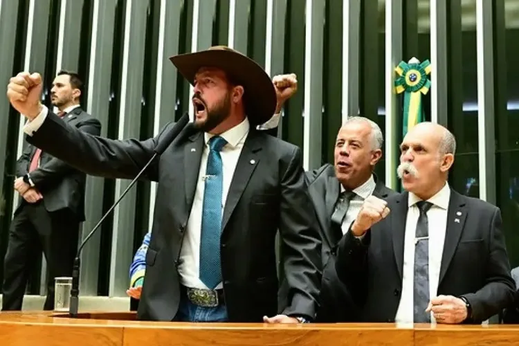 Câmara derruba veto de Lula ao projeto da dosimetria de penas com 318 votos