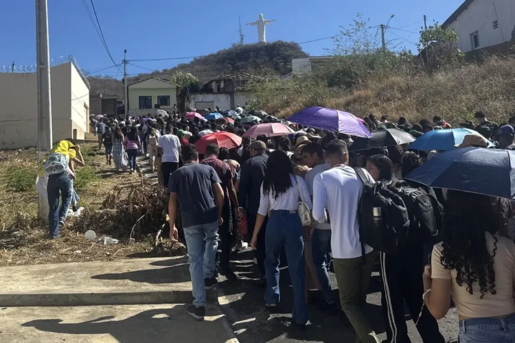 Juventude católica lota ruas de Macaúbas durante romaria diocesana
