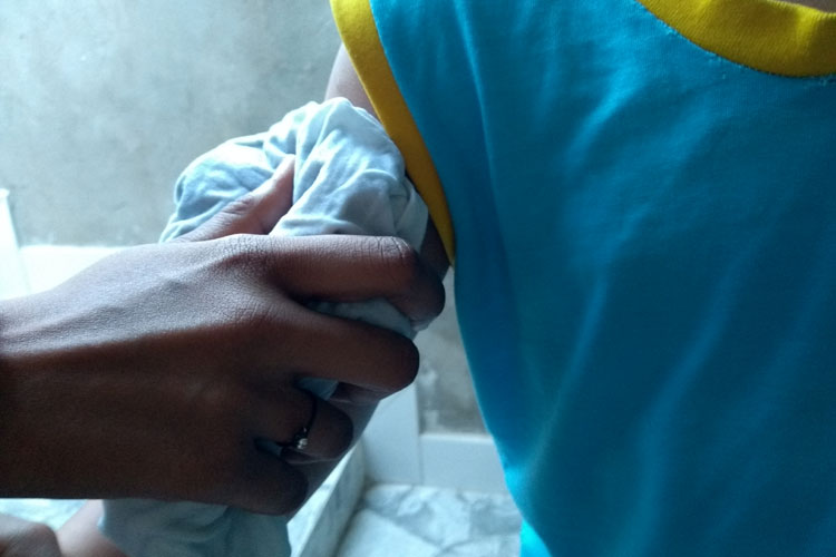 Brumado: Sem água, crianças das comunidades rurais tomam banho de pano úmido para irem à escola