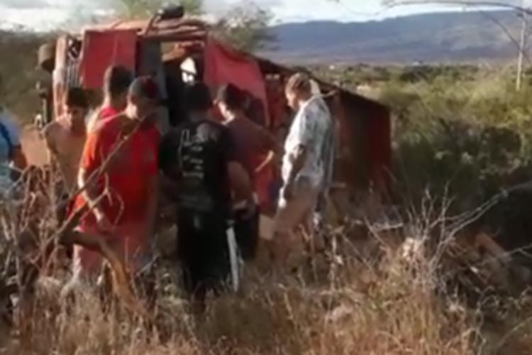 Dom Basílio: Uma pessoa morre após caminhão carregado de manga tombar na BA-148