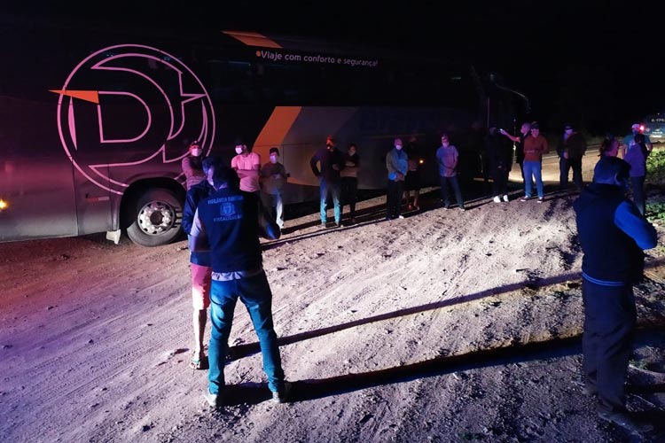 PM apreende ônibus clandestino com 20 passageiros vindos de São Paulo para Guanambi