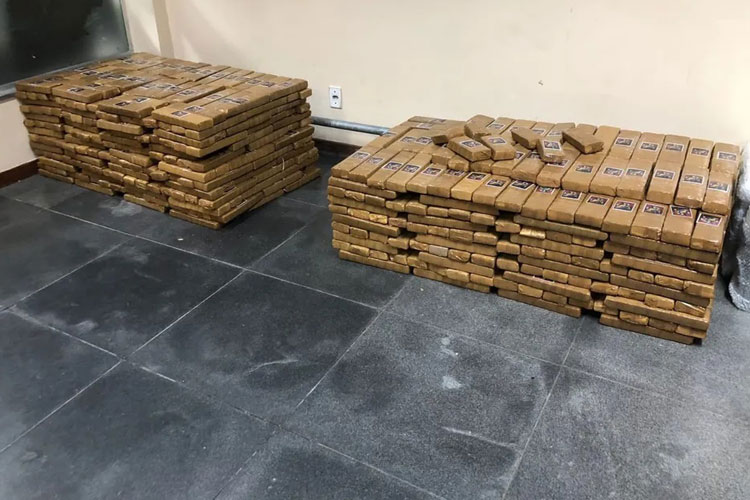 Feira de Santana: Homem é preso com mais de meia tonelada de maconha em veículo