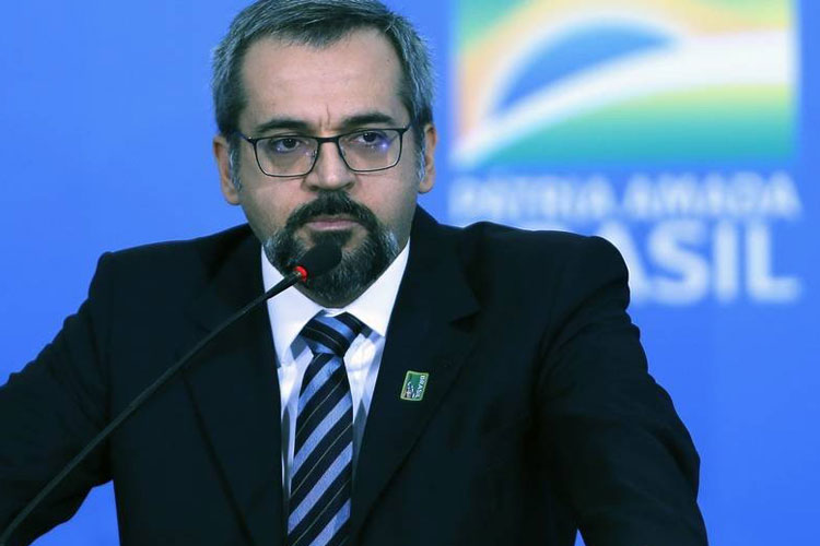 Ministério da Educação quer propor CLT a professor universitário