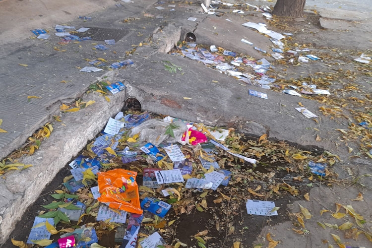 Limpeza pública a passos lentos em várias ruas tomadas por santinhos na cidade de Brumado