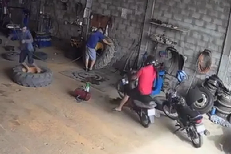 VÍDEO: Moto dispara em oficina, quase atinge funcionário e causa susto em Ibipitanga