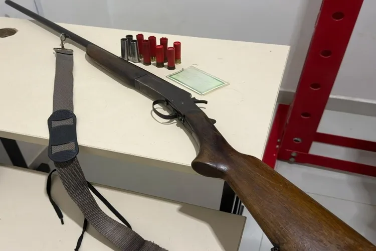Homem embriagado dispara arma, desrespeita policiais e acaba preso em Encruzilhada
