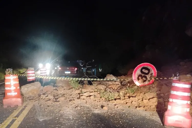 Deslizamento de pedras na Serra dos Brindes interdita BR-030 em Guanambi