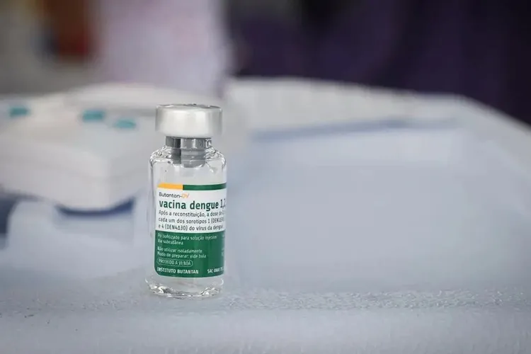 Bahia inicia distribuição de vacina 100% brasileira contra a dengue para os 417 municípios