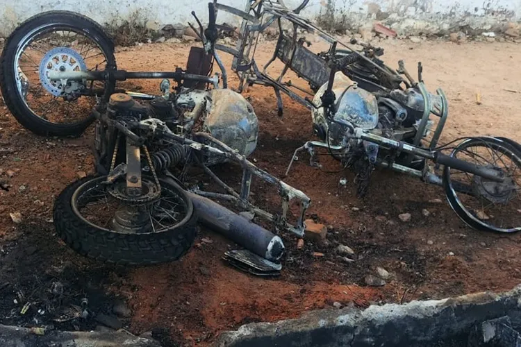 Motos colidem, pegam fogo e condutores são levados para UPA em Macaúbas