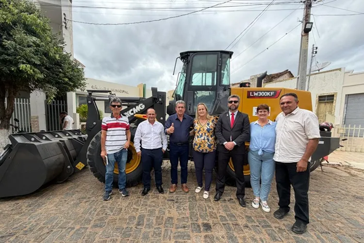 Livramento de Nossa Senhora ganha reforço com nova pá carregadeira para acelerar obras