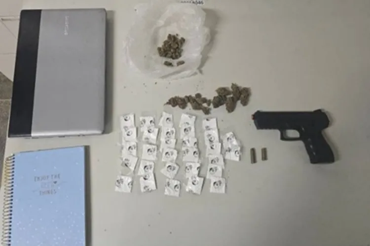 Homem tenta fugir da PM e é preso com simulacro de arma e drogas em Guanambi