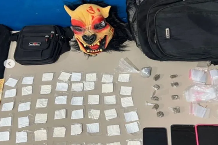 Homem com máscara monstruosa é detido com drogas em Oliveira dos Brejinhos