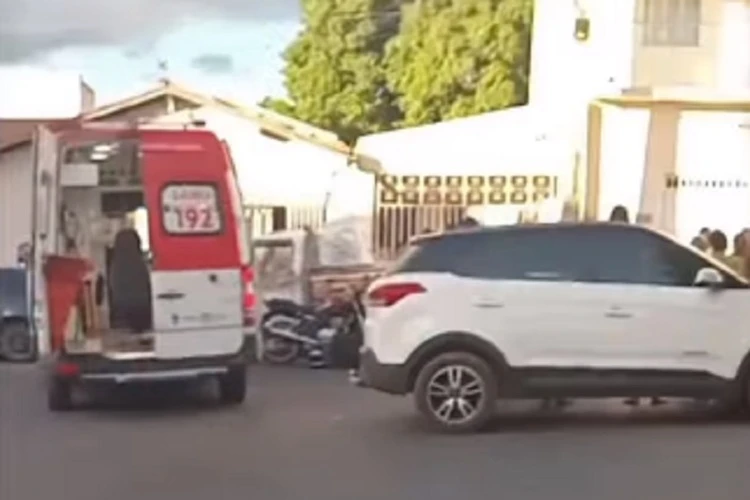 Brumado: Colisão entre carro e moto deixa motociclista ferido na Rua Princesa Isabel