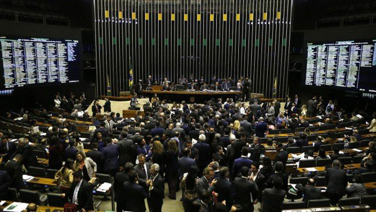 Câmara impõe primeira derrota ao governo
