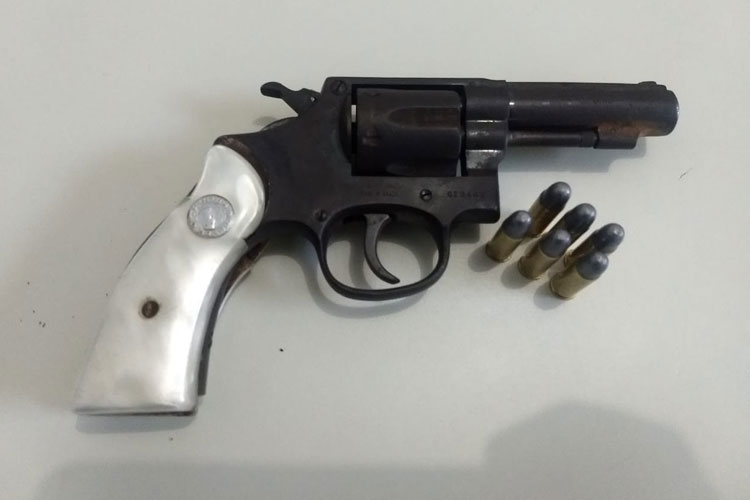 Idoso é preso com armas de fogo na zona rural da cidade de Ituaçu