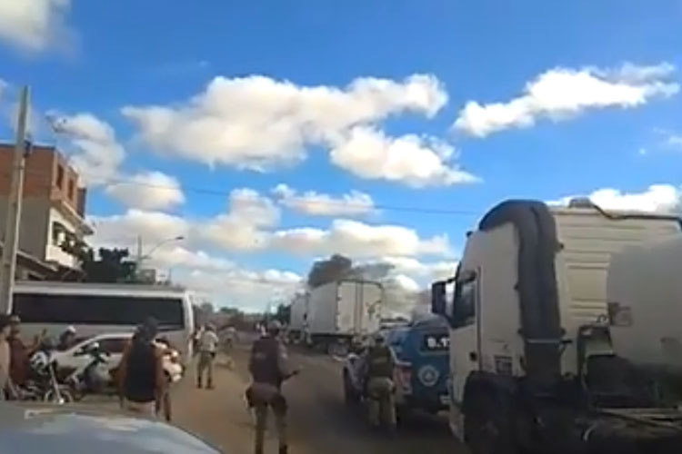 BA-156: Manifestantes impedem passagem de carreta com combustível em Tanque Novo